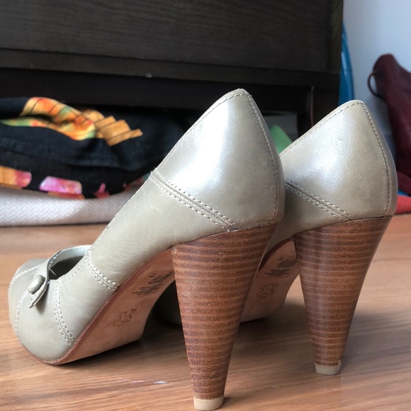 Beige pumps - Picture 2 of 5